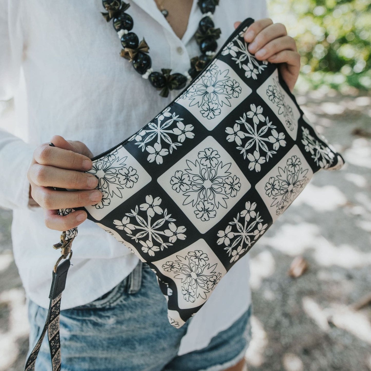 Holoholo Clutch - Beige Quilt - Puakenikeni Box November 2024 from Puakenikeni Designs close up
