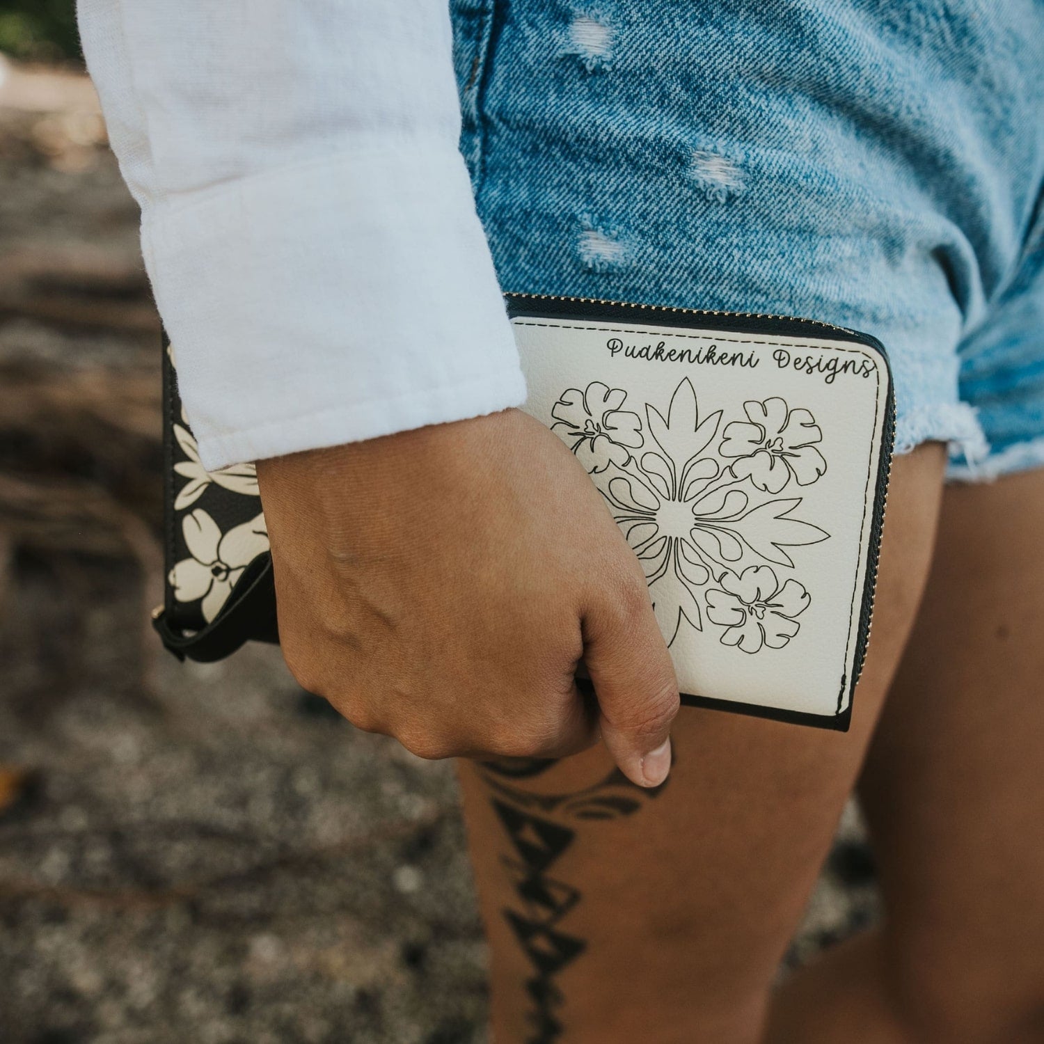 puakenikeni wallet - beige quilt - full size - Puakenikeni Designs model holding