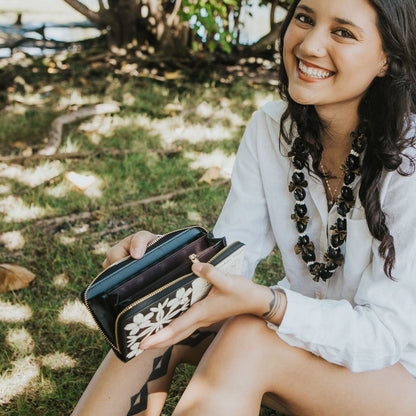 puakenikeni wallet - beige quilt - full size - Puakenikeni Designs inside view